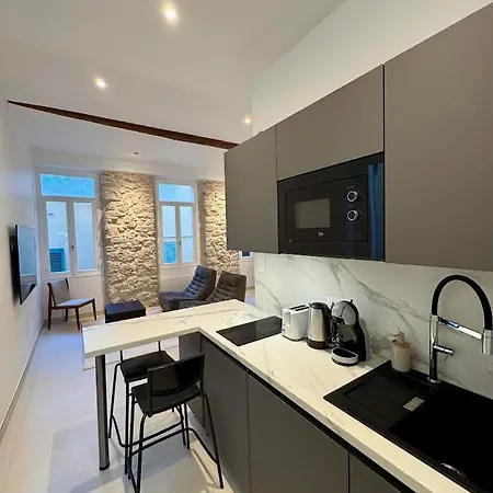 Newly Renovated With Old Charm Апартаменты Антиб